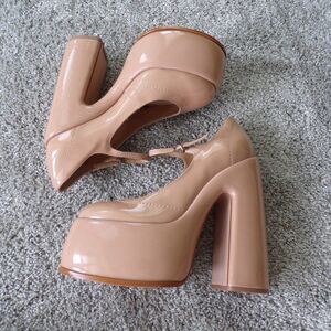 NWT Schutz platform heels 7.5